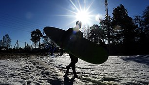 Plaukiojimas banglente Suomijos įlankoje žiemos metu