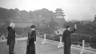Princas &scaron;alia Imperatoriaus Hirohito ir jo žmonos Nagako 1952 m.