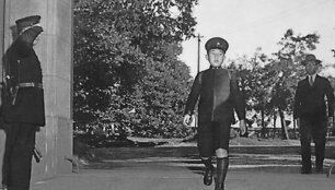 Japonijos princas Akihito keliauja į mokyklą Tokijuje 1945 m.