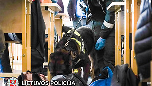 Vilniaus profesinėje mokykloje lankėsi policijos kinologai su &scaron;unimis