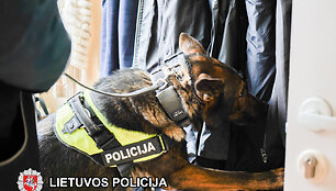 Vilniaus profesinėje mokykloje lankėsi policijos kinologai su &scaron;unimis