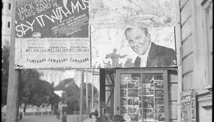 Prie kino teatro &bdquo;Kapitol&ldquo; Dariaus ir Girėno (dab. Vasario 16-osios g.) gatvėje