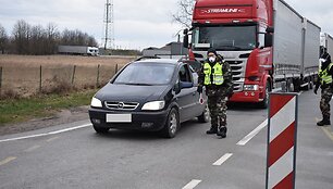 Pasieniečiai prie sienos su Latvija
