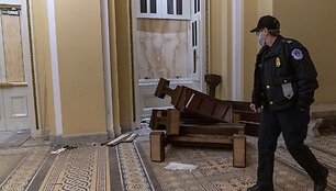 D.Trumpą palaikančių riau&scaron;ininkų nusiaubtas Kapitolijus