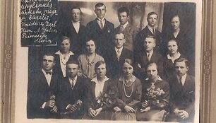 Palėveniečiai artistai 1929 m. : antroje eilėje II i&scaron; de&scaron;inės sėdi P.Grakauskas, Palėvenės vargonininkas, mėgėjų artistų būrelio režisierius