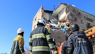 Ugniagesiai gelbėtojai šalina Rusijos apšaudymų padarinius