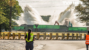 Rygoje griuvo paskutinė sovietinio monumento dalis