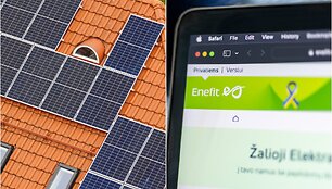Pusmetį lauktos saulės elektrinės vyras nei&scaron;vys: koją paki&scaron;o čerpinis stogas