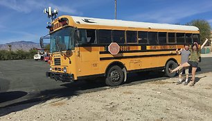 Pora savo namus Oregone iškeitė į pertvarkytą mokyklinį autobusą