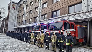 Lietuvos ugniagesiai gelbėtojai Tylos minute pagerbė žuvusio kolegos Rolando Venslauskio atminimą
