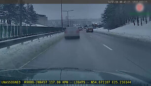 Bandymas sprukti nuo pareigūnų baigėsi &scaron;alikelėje