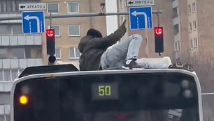 Vaikinas ant Vilniaus vie&scaron;ojo transporto autobuso