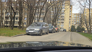 Daugiabučio Kaune gyventojas piktinasi kieme vietą užimančiais apleistais automobiliais