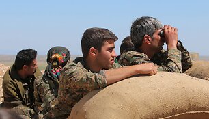 Sirijos Kurdų apsaugos būriai ginasi nuo Islamo valstybės kovotojų