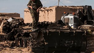 Sirijos Kurdų apsaugos būrių sunaikintas Islamo valstybės kovotojų tankas