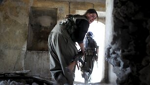 Kurdės kovojančios prie&scaron; Islamo valstybės (IS) teroristus