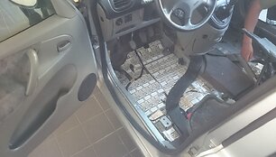 Cigarečių slėptuvė automobilio korpuse