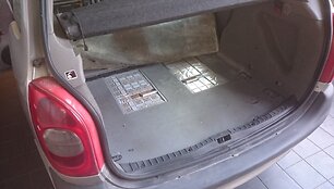 Cigarečių slėptuvė automobilio bagažinėje