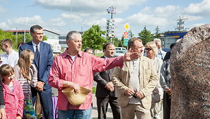 Vilnius pasipuošė mitologine skulptūra su vilko pėdomis