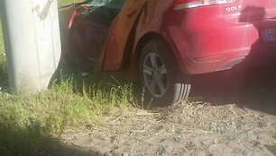 Eismo įvykyje apgadintas automobilis