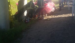 Ugniagesiai traukia vairuotoją i&scaron; automobilio