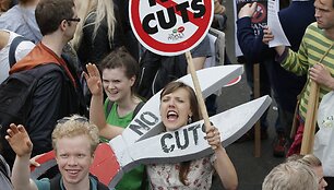 Britai protestuoja prie&scaron; konservatorių planuojamas taupymo priemones