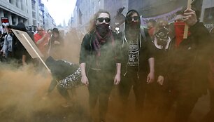 Britai protestuoja prie&scaron; konservatorių planuojamas taupymo priemones