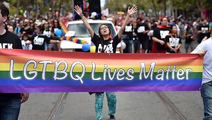 San Fransiske surengtas paradas Auk&scaron;čiausiajam teismui įteisinus tos pačios lyties santuokas