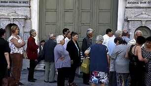 Graikija savaitei uždarė bankus ir įvedė kapitalo kontrolę
