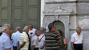 Graikija savaitei uždarė bankus ir įvedė kapitalo kontrolę