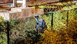 Migrantai Prancūzijoje mėgina pasiekti Didžiąją Britaniją per Eurotunelį