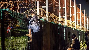 Migrantai Prancūzijoje mėgina pasiekti Didžiąją Britaniją per Eurotunelį