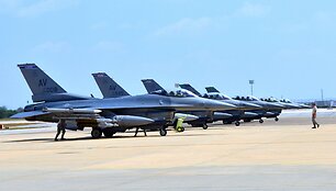JAV naikintuvus F-16