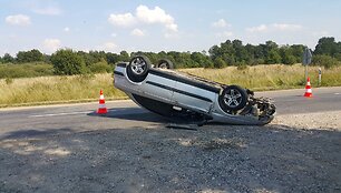 Apvirtęs automobilis