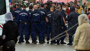 Vengrijos policija tramdė migrantus a&scaron;arinėmis dujomis