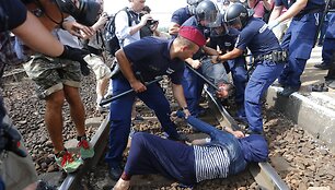 Migrantai i&scaron;laipinami prie pabėgėlių stovyklos Bičkėje