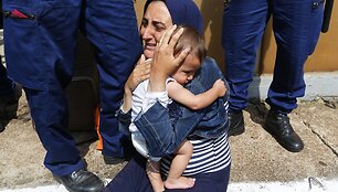 Migrantai i&scaron;laipinami prie pabėgėlių stovyklos Bičkėje