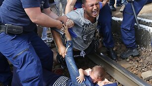 Migrantai i&scaron;laipinami prie pabėgėlių stovyklos Bičkėje