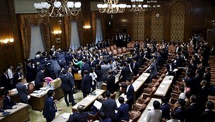 Japonijos politikų grumtynės 