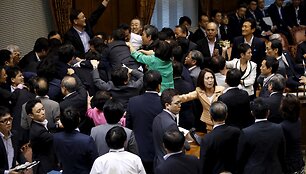 Japonijos politikų grumtynės 