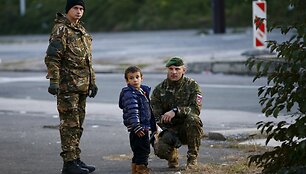 Picerijos darbuotojas atne&scaron;ė picą pabėgėliams laukiantiems prie sienos