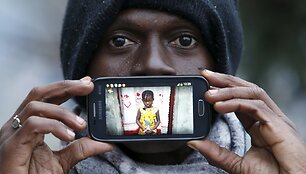 Migrantas Papi i&scaron; Kin&scaron;asos rodo savo dukros Giselės nuotrauką
