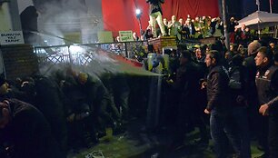 Gyventojų protestas dėl vyriausybę kritikuojančios žiniasklaidos grupės būstinės &scaron;turmo