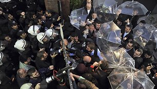 Gyventojų protestas dėl vyriausybę kritikuojančios žiniasklaidos grupės būstinės &scaron;turmo