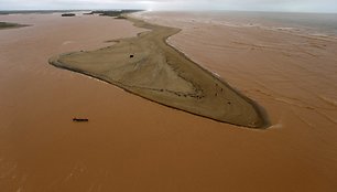 Sugriuvusios užtvankos užteršti vandenys pasiekė Atlanto vandenyną