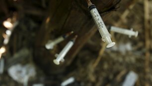 Panaudoti heroino &scaron;virk&scaron;tai, įsmeigti į bananmedžio kamieną Vietname