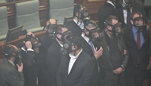 Kosovo parlamente opozicijos nariai paleido a&scaron;arines dujas