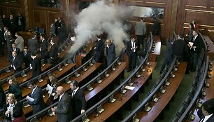 Kosovo parlamente opozicijos nariai paleido a&scaron;arines dujas