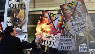 Pietų korėjiečių protestas dėl &Scaron;iaurės Korėjos bandymų pasigaminti atominę bombą