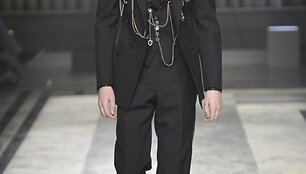 &bdquo;Alexander McQueen&ldquo; 2016 m. rudens-žiemos kolekcijos modelis